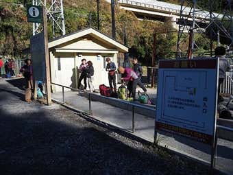 小仏峠のバス停留所にはトイレがある