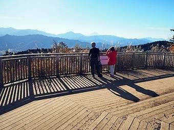 小仏峠の城山から高尾山へ行く途中には一丁平展望台がある