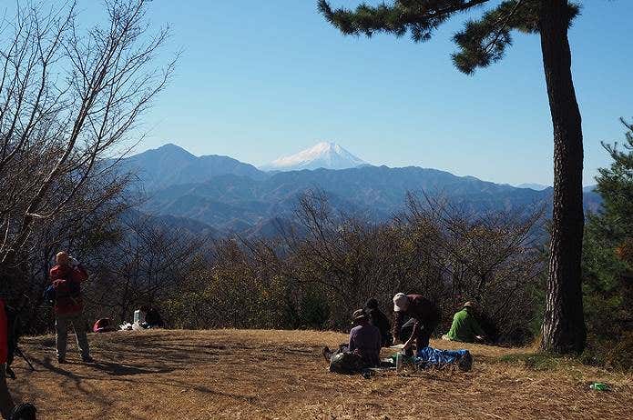 小仏峠の小仏城山で富士山の景色を眺める