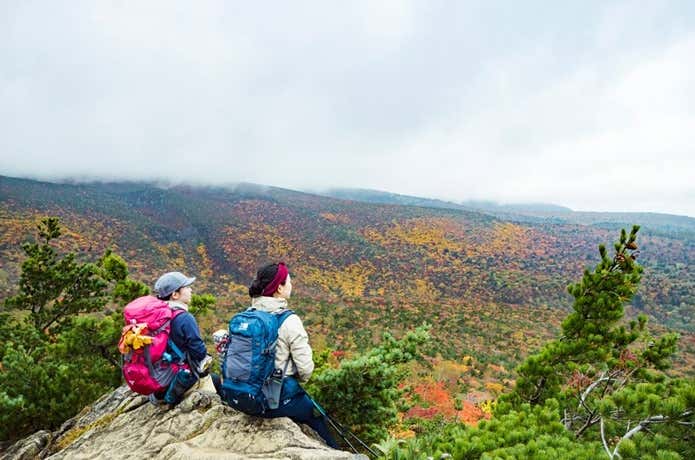 登山をする女性たち