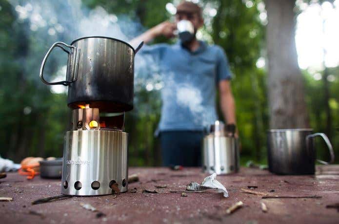 ソロストーブでコーヒーを飲む男性