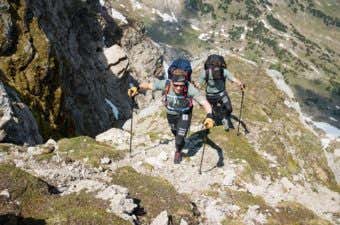 登山ストックを使って登山している画像