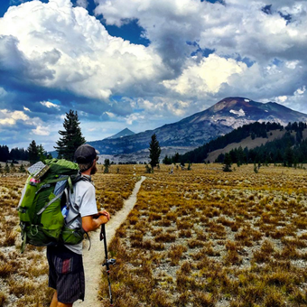 オスプレーのザックを背負った男性