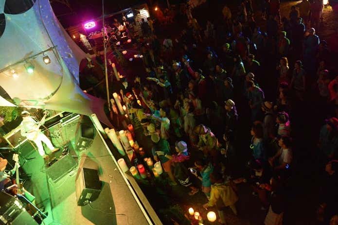 アウトドアイベントを楽しむ人たち