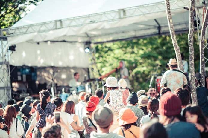 アウトドアイベントに参加している人