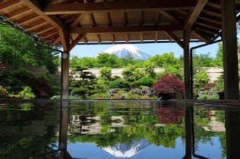 温泉から富士山を見た画像