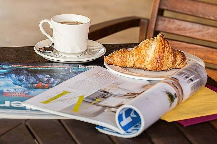 登山雑誌を見てくつろぐ