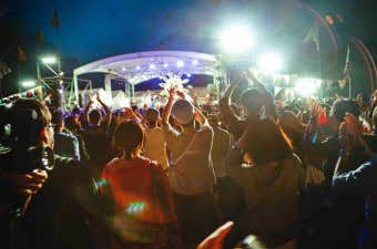 アウトドアイベントを楽しむ人たち