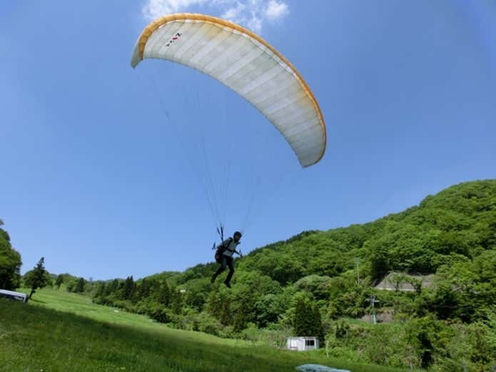 エアロクルーズ　池田山パラグライダースクールで飛ぶ人