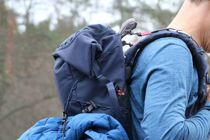 登山ブランドのクレッタルムーセンのザックを背負う人