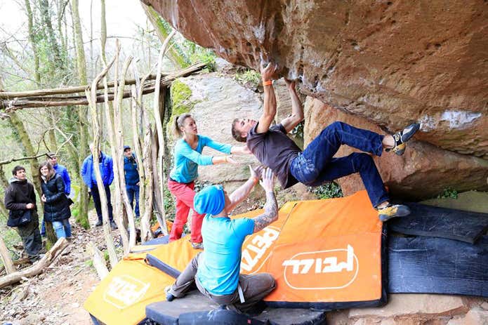 登山ブランドのペツルのイベントでクライミングをする人