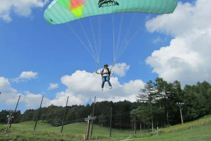 KPS富士見高原パラグライダースクールで飛ぶ人