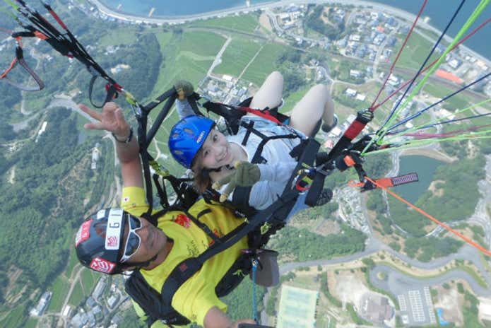 SkyTEC FlyingAcademy 琵琶湖校でパラグライダーをする人