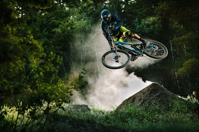 マウンテンバイクに乗る男性