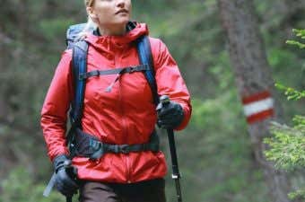 ゴアテックスのレインウェアを着て登山している女性