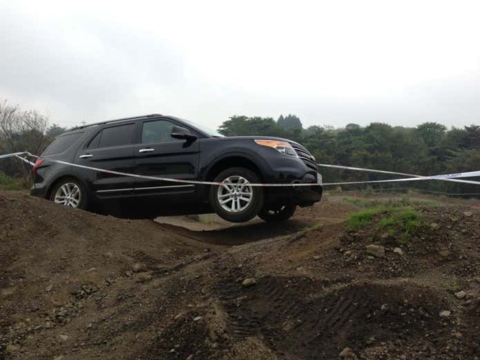フォードの4WD エクスプローラー