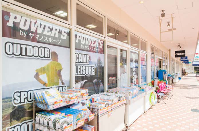 アウトドアアウトレットの店があるモール