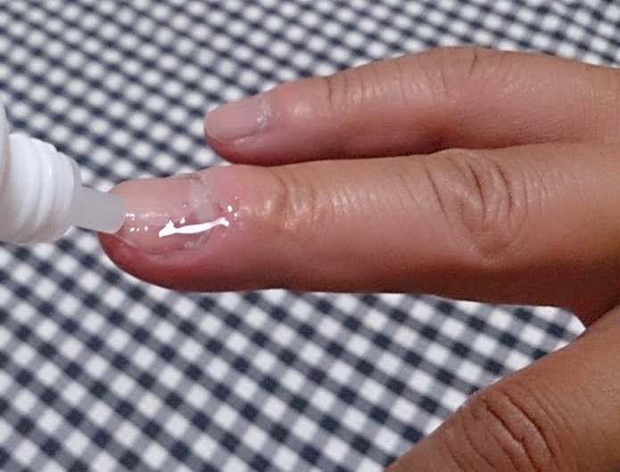 水の絆創膏を塗った指