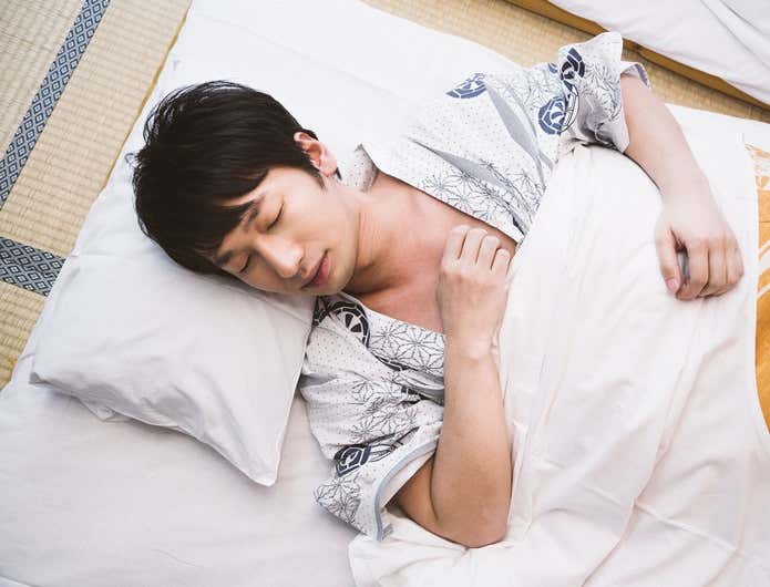 脱水症状防止で寝る人