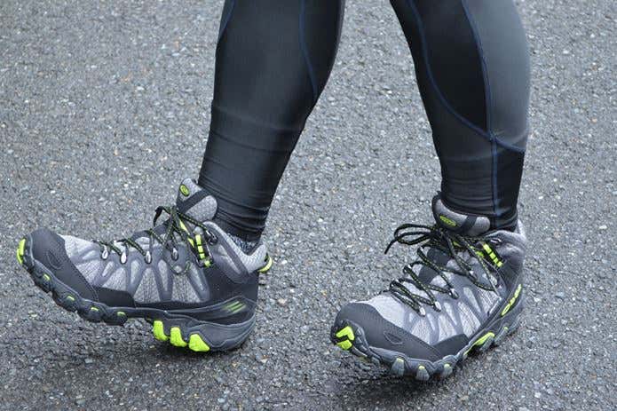 かかとだけで歩く