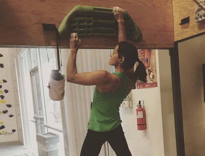 広背筋を鍛える女性