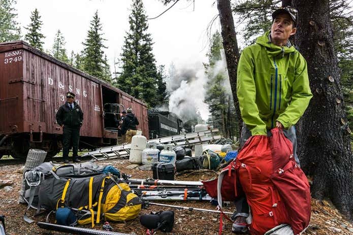 登山道具をつめる男性