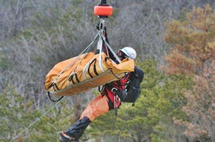 遭難者を救助する山岳救助隊