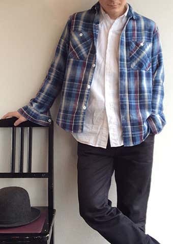 青いネルシャツを着ている男性