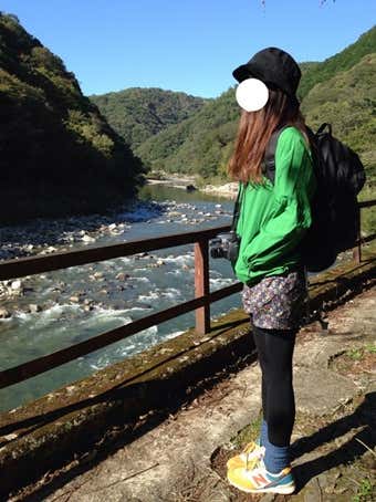 秋らしいファッションをする山ガール