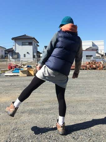 秋っぽい落ち着いたファッションをする山ガール