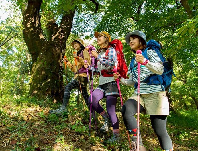 秋のファッションをして歩く山ガール3人