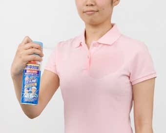 冷却スプレーを使っている女性