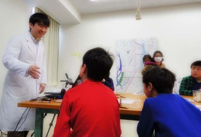談笑する先生と子どもたち