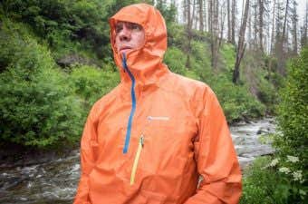 モンテインのレインウェアを着ている男性