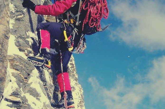 登攀する登山者
