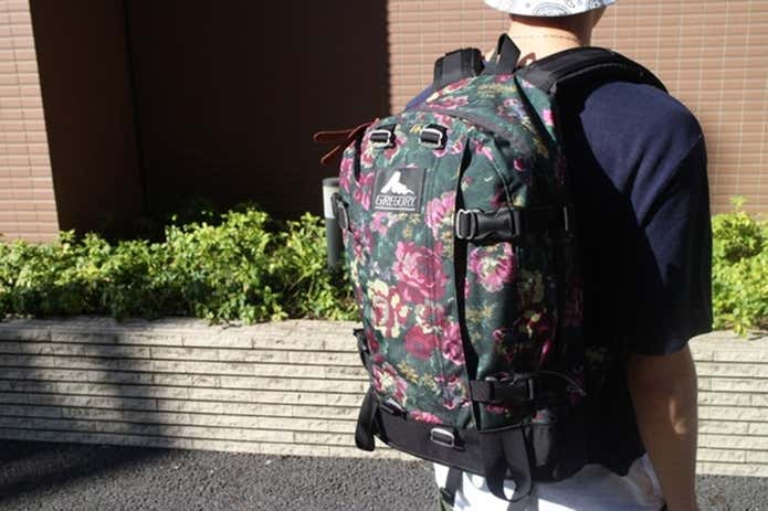 グレゴリーのオールデイを背負う男性