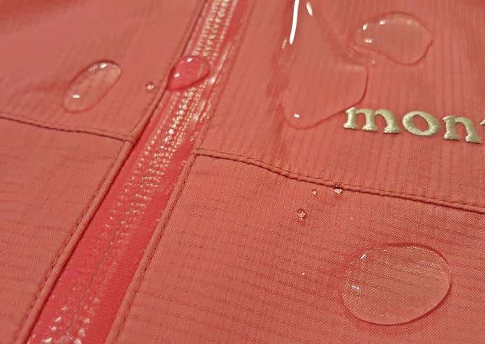 水を弾くレインウェア