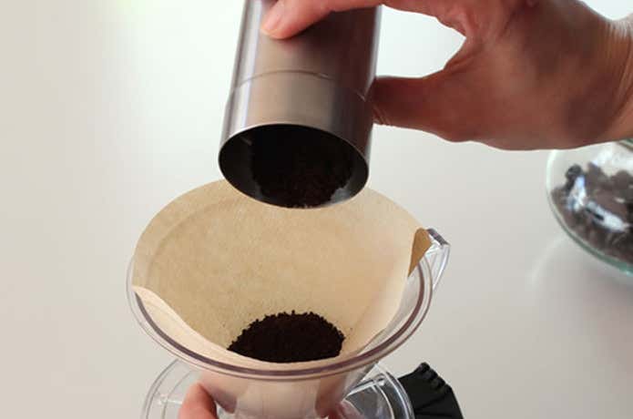 ポーレックスのコーヒーミルから粉を入れる
