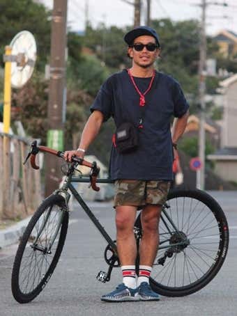キーンのユニークを履いた男性