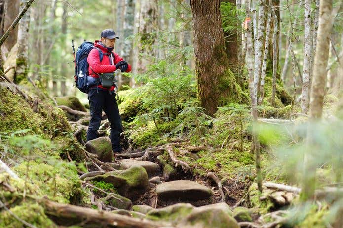 時計を確認する登山者