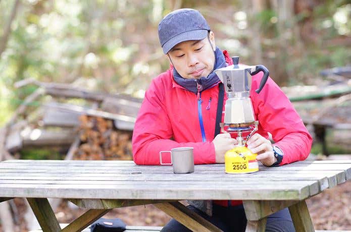 山で珈琲を淹れる男性