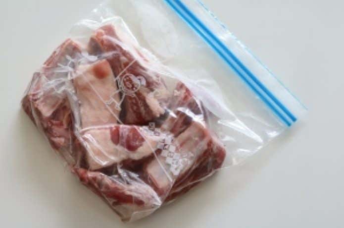 フリーザーバッグに肉を入れる