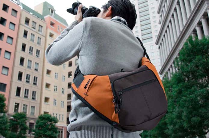 スリングバッグをかたにかける人