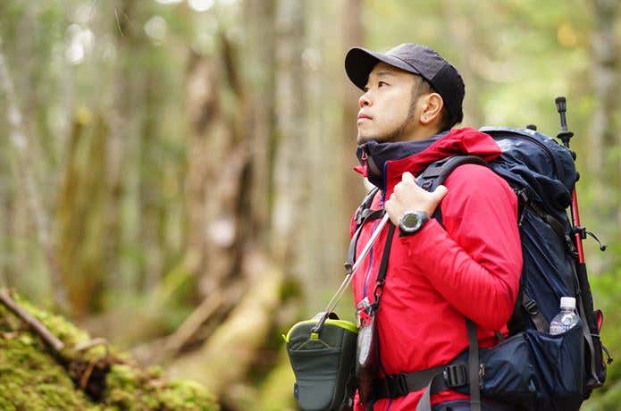 森に佇む男性登山者