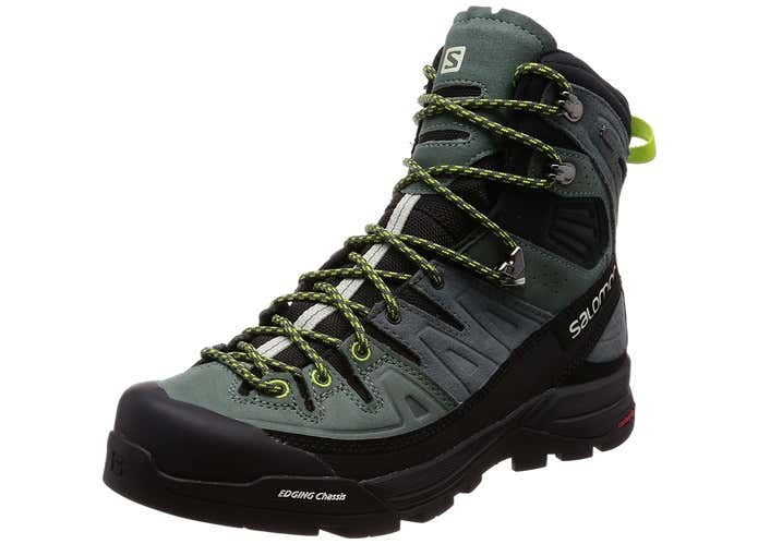 ハイカットの登山靴