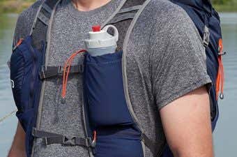 登山中にペットボトルでエネルギー補給