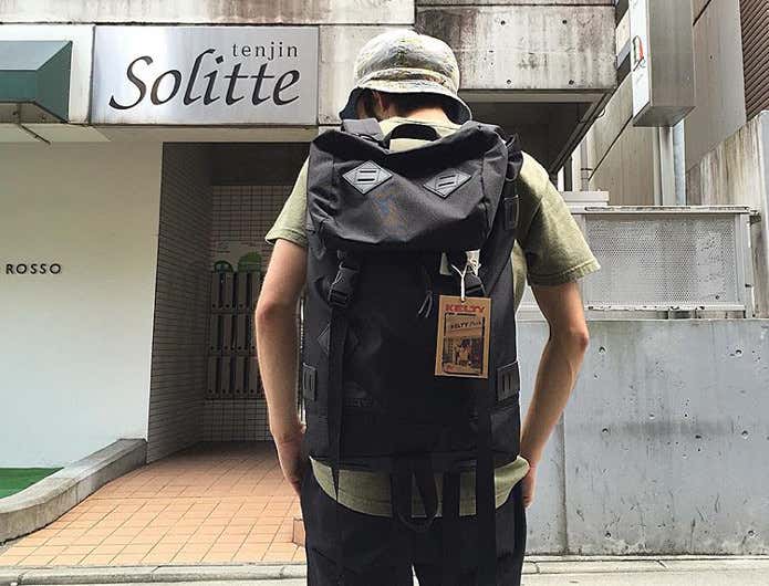 黒いケルティのリュックを背負う男性