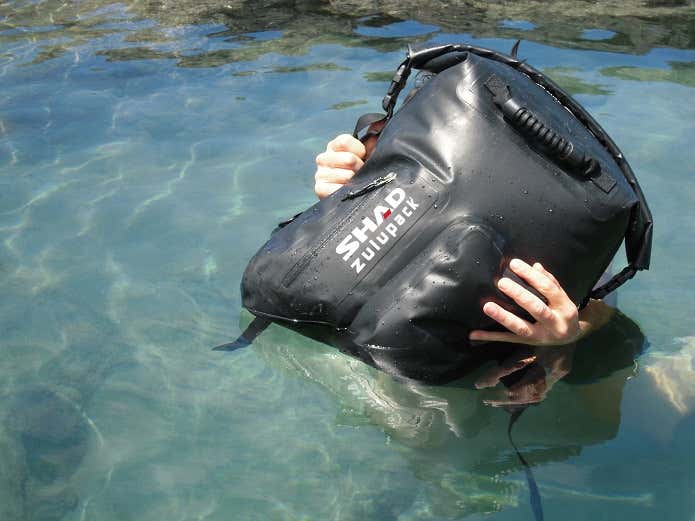 メッセンジャーバッグの防水ものが水に浮く