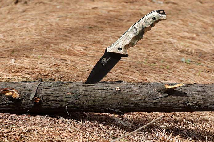 木に刺さるサバイバルナイフ