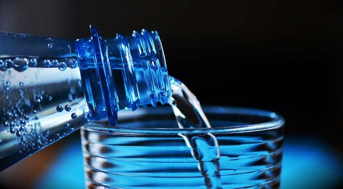 コップに水を注ぐ